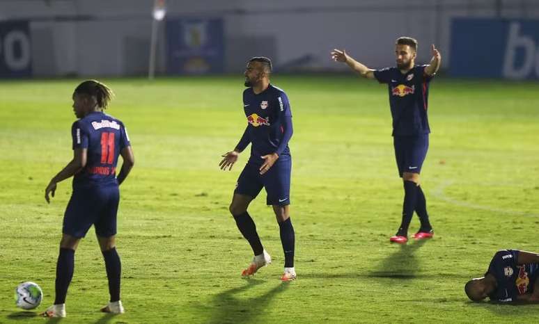 Fabrício Bruno e Léo Ortiz, zagueiros do Flamengo, atuando juntos no Red Bull Bragantino