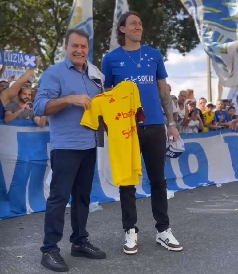 Foto de Cássio com a camisa do Cruzeiro