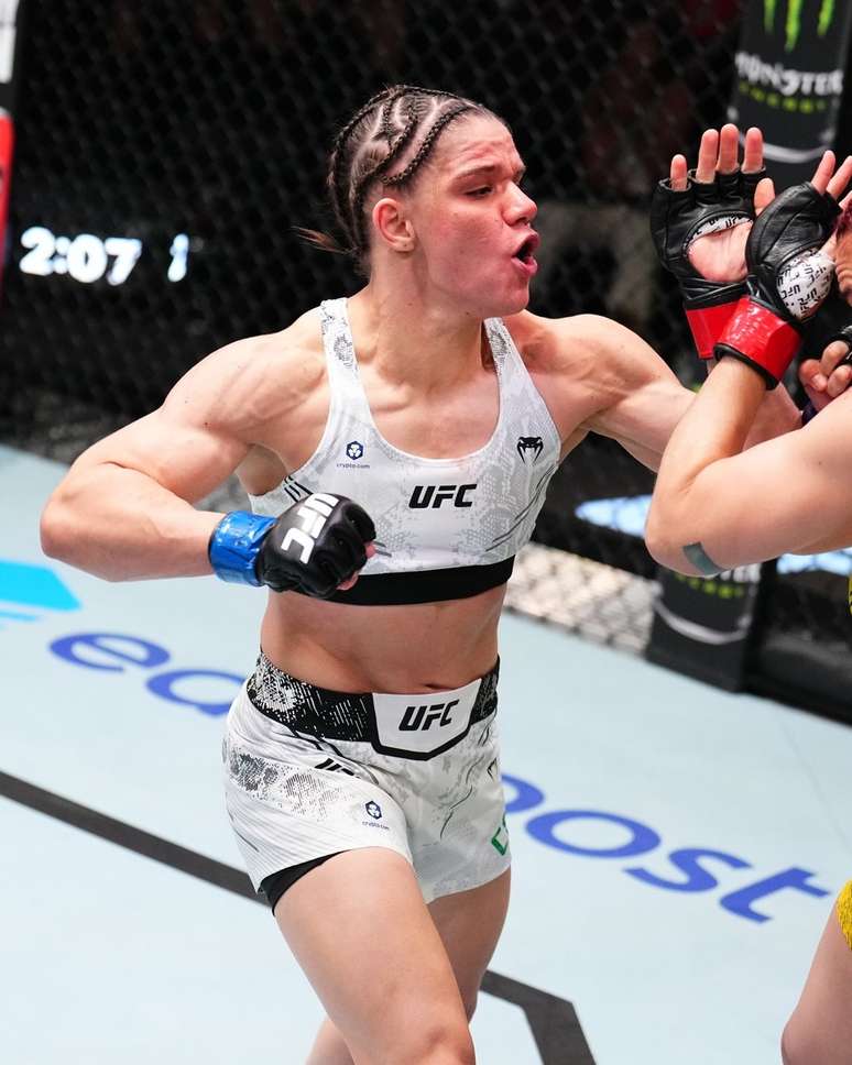 Ariane Carnelossi venceu luta polêmica no UFC Vegas 92 