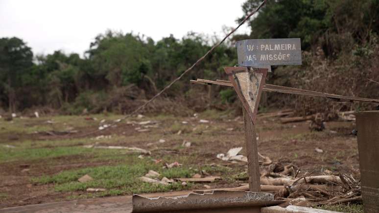 Após as águas baixarem, escombros podem ser vistos por toda parte