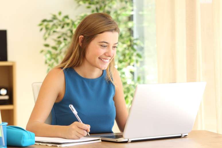 Estudar em formato híbrido oferece vantagens ao equilibrar materiais físicos e digitais 