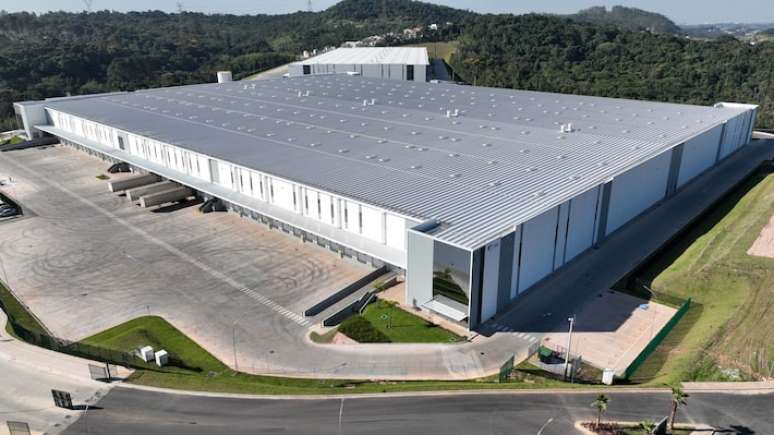 Com 84 mil metros quadrados cobertos, novo centro de distribuição da Bridgestone pode armazenar até 1 milhão de pneus.