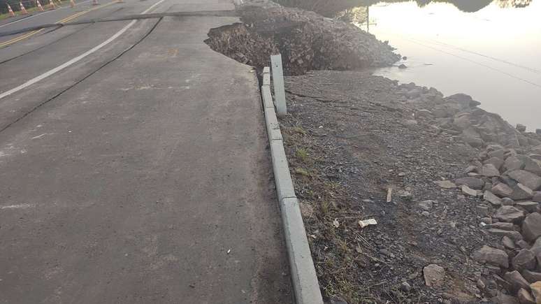 Trecho de rodovia desabacomo sacar esporte da sorteRio Grande do Sul por volume excessivo de água