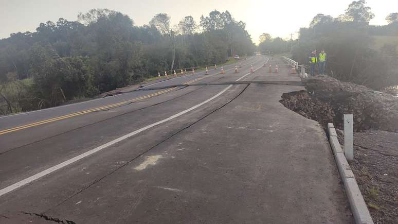 Prefeitura fez alerta sobre estado da rodovia antes de trecho desabar