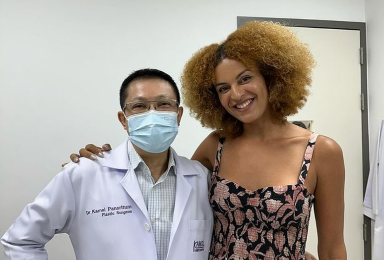 Gabriela Loran com o médico responsável pela cirurgia de redesignção sexual