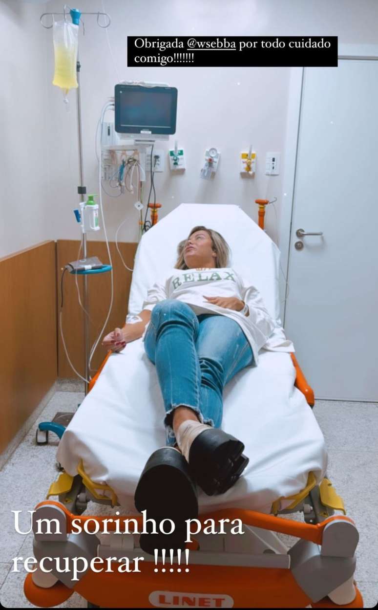 Poliana Rocha toma soro em hospital