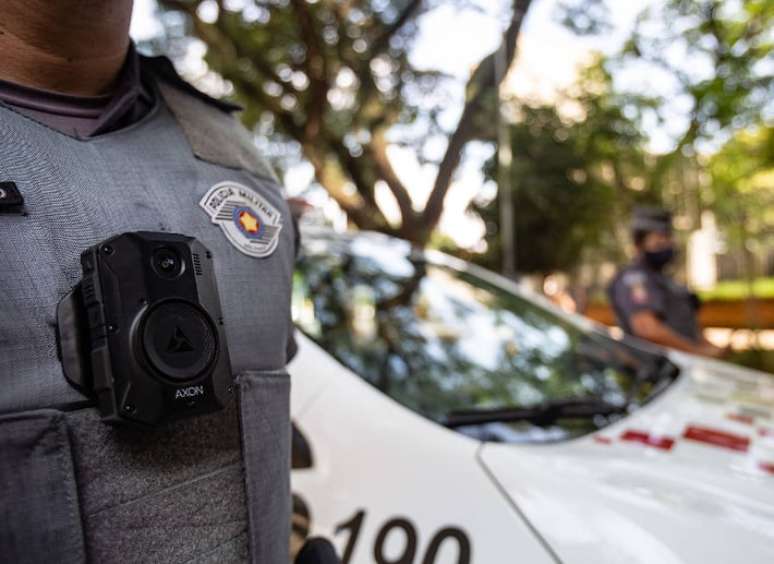 Também chamadas de 'bodycams', as câmeras acopladas às fardas foram implementadas em São Paulo durante o governo de João Doria