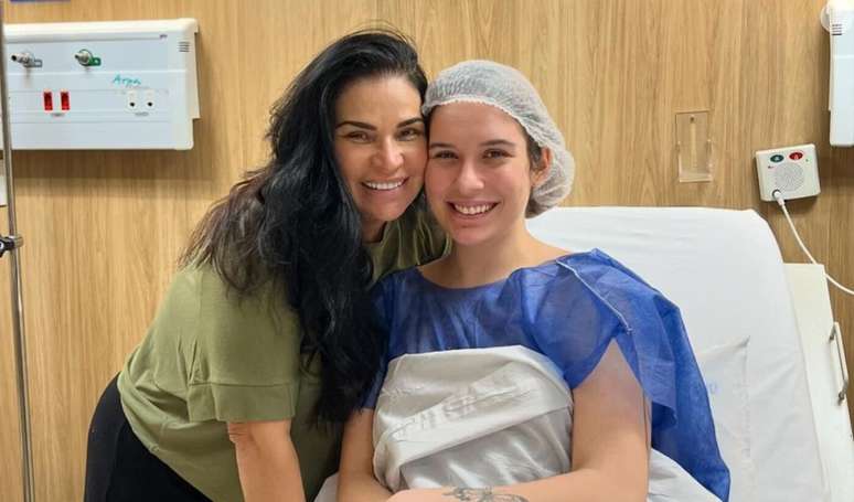 After the plastic surgery, Solange Gomes’ daughter appears with a top worn by the ex Fazenda in a photo with Gugu: ‘The comparisons made her suffer’