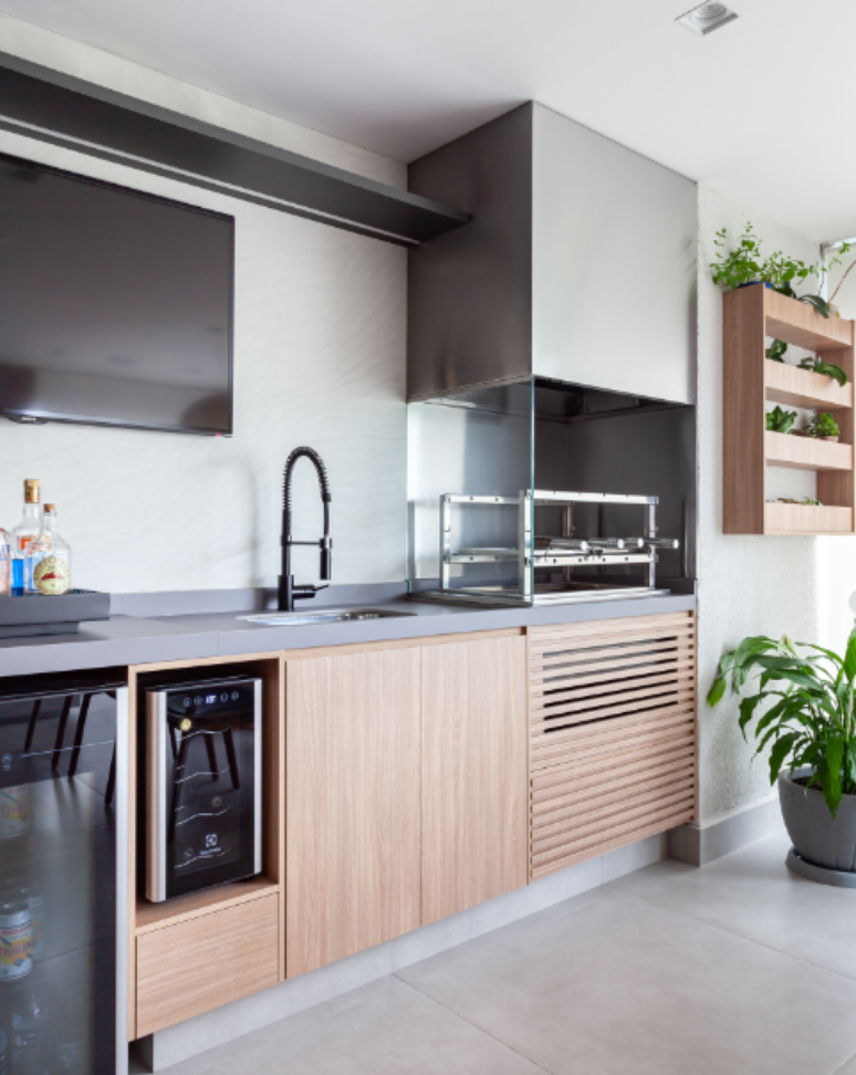 5. Você pode incluir temperos e plantas ornamentais na prateleira para plantas na cozinha – Projeto: Natália Barsô Arquitetura e Interiores | Foto: Sofia Minatel | @sofminatelfotografia