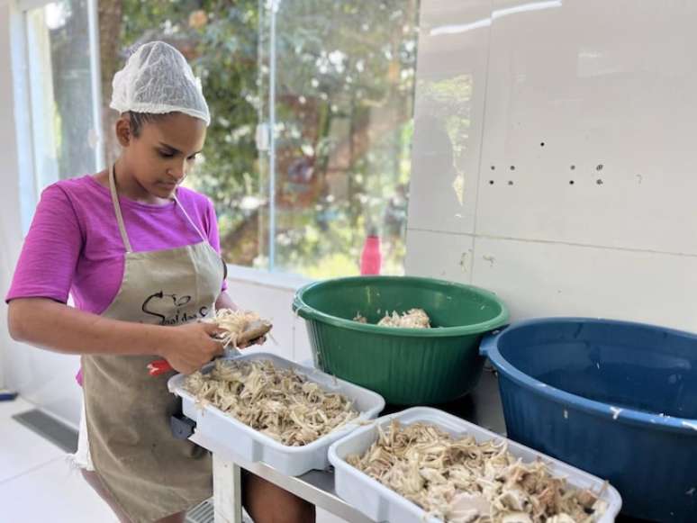 Fábrica do projeto Madre Frutos ajuda na geração de empregos em Duque de Caxias; alimentos produzidos vão desde bolinhos até quibes