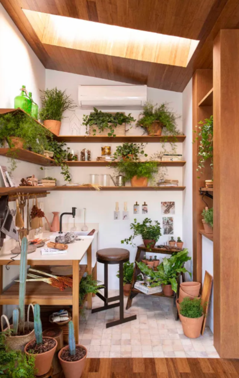 2. Um ateliê botânico com prateleira para plantas ao lado da cozinha – Projeto: Cacau Ribeiro | Foto: Felipe Araújo/CASACOR