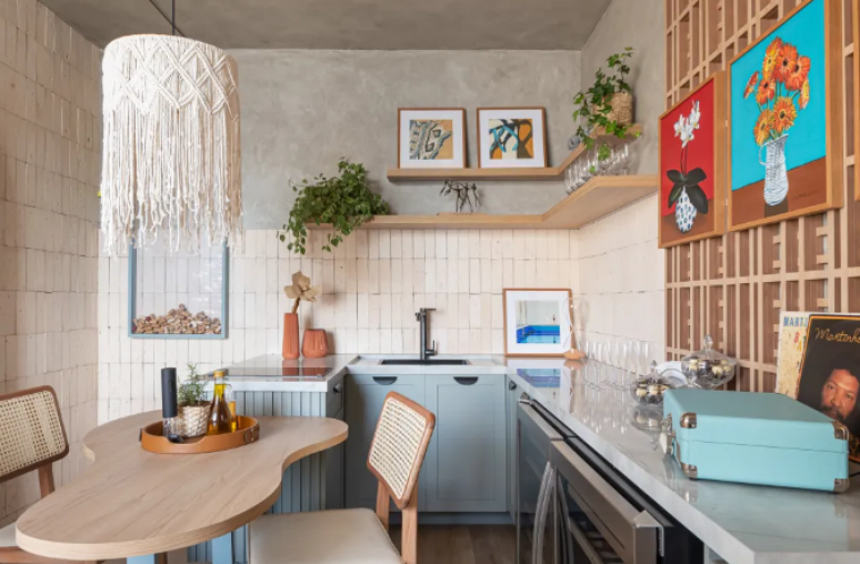 6. Tons suaves acompanhados de um mix de texturas nesta cozinha com prateleira para plantas – Projeto: Bruna Perim | Foto: Camila Santos/CASACOR