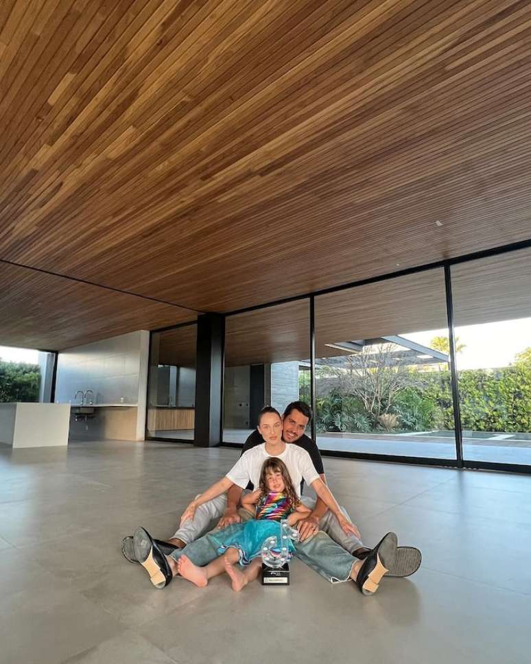 Malu Borges mostra nova mansão ao lado da filha e do marido.