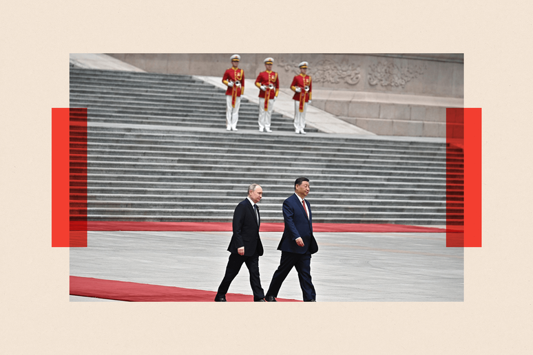 Vladimir Putin e Xi Jinping caminhando sobre tapete vermelho