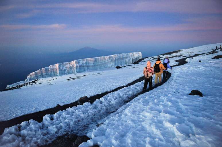 Este grupo caminha entre as geleiras para chegar ao cume do Kilimanjaro