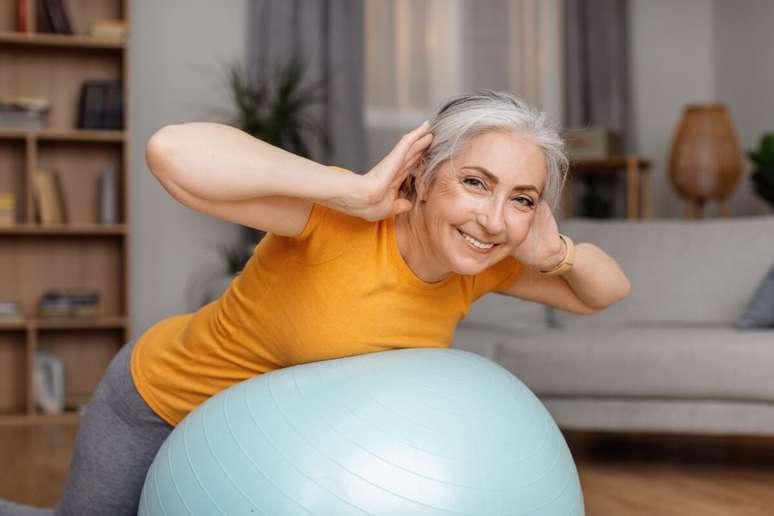Exercícios mente-corpo são explorados para aliviar sintomas da menopausa