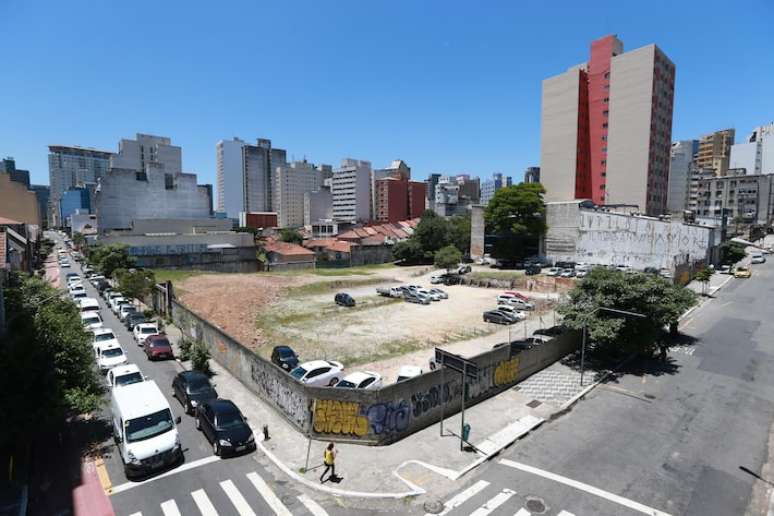 Terreno na Rua Jaceguai, ao lado do teatro Oficina, de propriedade do empresário Silvio Santos, deve ser comprado para dar lugar ao Parque Bixiga