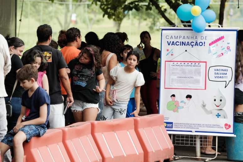 Vacinação contra dengue oferecida a crianças de 10 e 11 anos em Brasília: projeto aprovado pelo Senado institui imunização em escolas