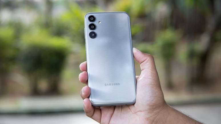 O Galaxy M15 é o celular barato com 5G da Samsung (Imagem: Ivo Meneghel Jr/Canaltech)