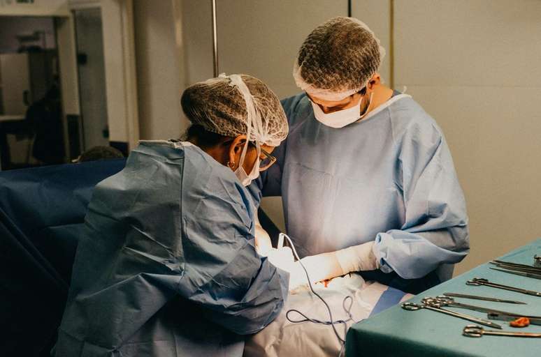 O paciente fica desacordado durante a cirurgia graças à ação da anestesia geral nos neurônios excitatórios (Imagem: Jonathan Borba/Unsplash)