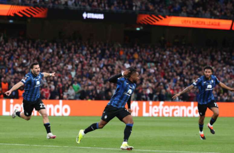 Ben Stansall/AFP via Getty Images - Legenda: Momento do terceiro gol marcado por Ademola Lookman -
