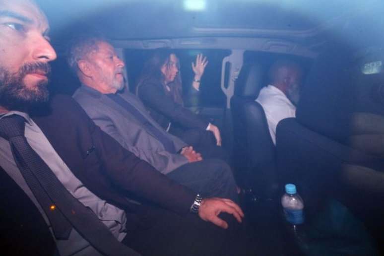 Lula é conduzido para a prisão, em 7 de abril de 2018; condenação deixou o então ex-presidente inelegível