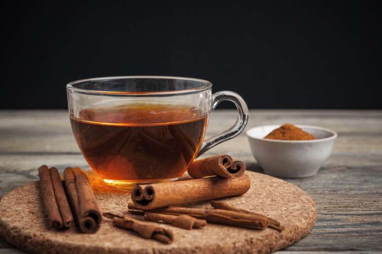 O chá de canela tem propriedades antioxidantes e auxilia no controle de açúcar no sangue 