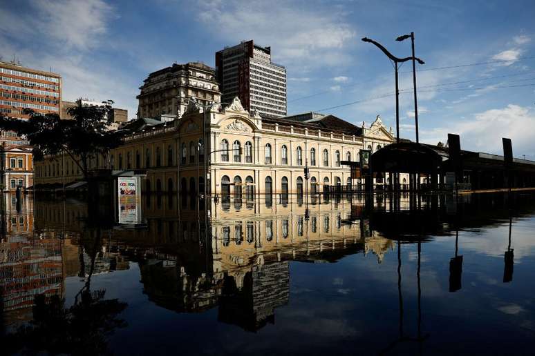 Vista do Mercado Municipal de Porto Alegre durante enchente