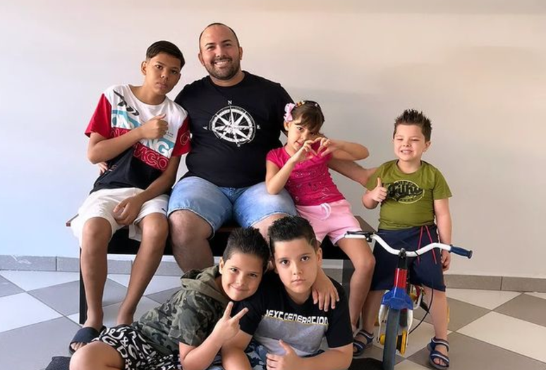 Daniel Rocha Braz e os cinco filhos