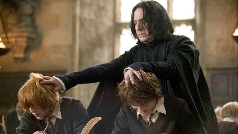 O ator Daniel Radcliffe, que interpretou Harry Potter na saga de magia, declarou que tinha medo de Alan Rickman no set de gravações. Afinal, Daniel ainda era criança quando começou a viver o bruxo. E Rickman encarnava o professor Severus Snape, que tinha voz cavernosa e era tido como uma espécie de vilão no início da saga.