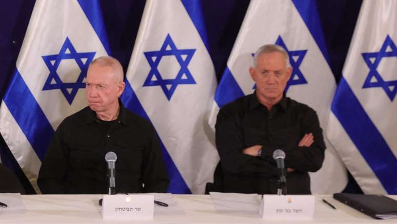 Yoav Gallant e Benny Gantz, membros do gabinete de guerra de Israel, criticaram Netanyahu por não ter um plano para Gaza quando o conflito terminar