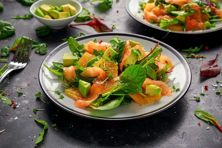 Salada de salmão com abacate 