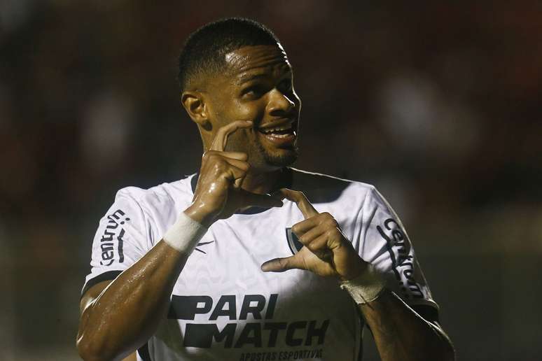 Junior Santos comemorando o gol contra o Vitória. 