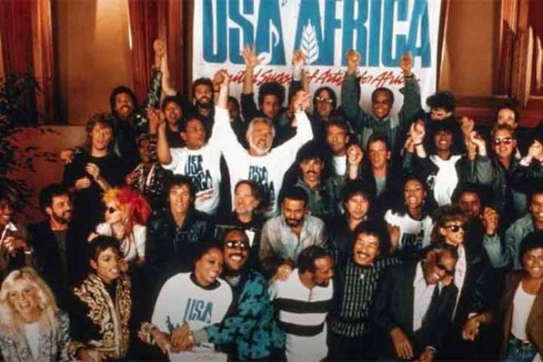 Em 1985, 42 astros e estrelas da música mundial se reuniram em um estúdio de Los Angeles, nos Estados Unidos, para gravar o clipe da canção “We Are The World” em um projeto de combate à fome na África.