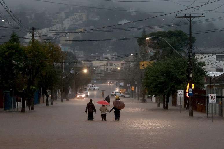 Águas voltaram a subir em Porto Alegre; no bairro de Cavalhada, o córrego não deu conta do fluxo