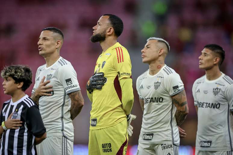 Jogadores do Atlético perfilados para o hino antes do jogo da Copa do Brasil contra o Sport