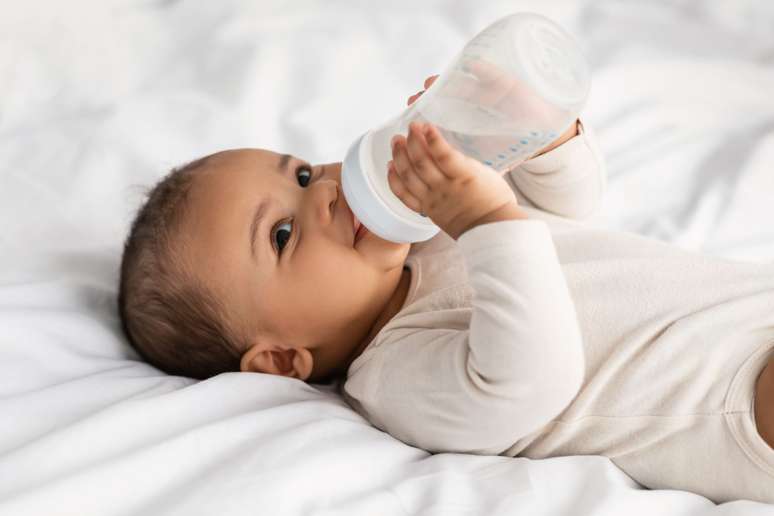 Existem diferentes tipos de copos para os bebês beberem água 