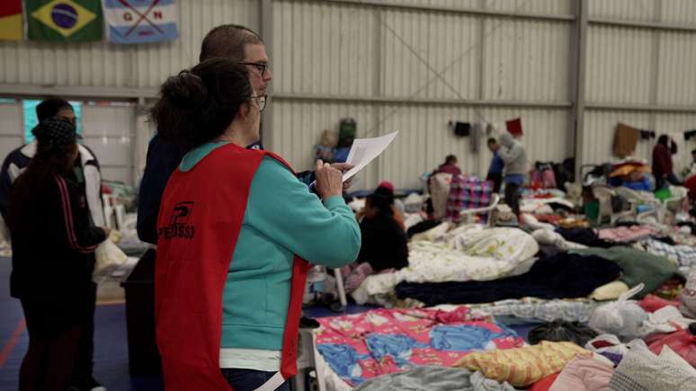 Voluntários e vítimas das inundações relatam fadiga e estresse acumulado devido ao prolongamento da crise humanitária