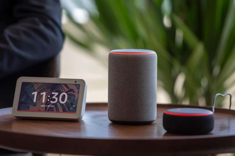 Amazon embute a inteligência artificial Alexa dentro de suas caixas de som inteligentes, como o Echo Dot