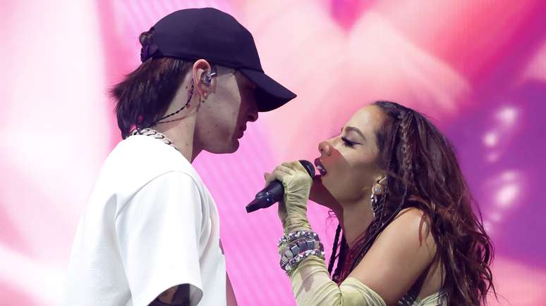 ‘Nos amamos muito’, diz Anitta sobre boatos de namoro com cantor mexicano