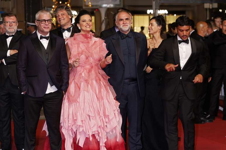 Equipe de 'Motel Destino' no tapete vermelho de Cannes 2024