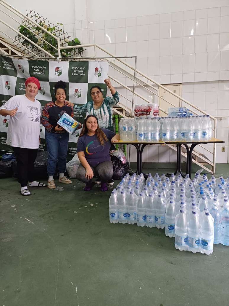 Voluntários na Associação Satélite Prontidão, que virou central de recebimento e distribuição de doações ao povo de terreiro