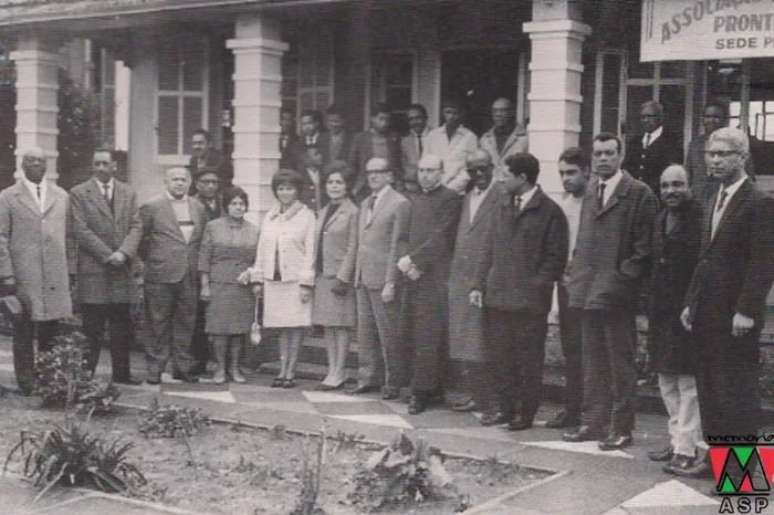 Inauguração da sede própria da Satélite Prontidão, em 1956. O músico Lupicínio Rodrigues, sócio, é o segundo à direita