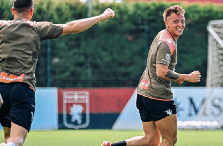 Divulgação/Genoa - Legenda: Jogadores do Genoa durante treinamento da equipe -