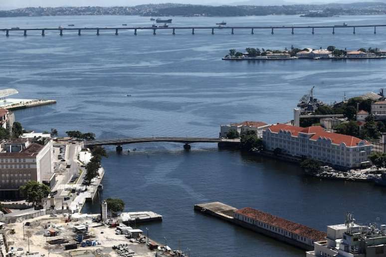 Trecho da Orla Conde, que margeia a Baía de Guanabara, no estado do Rio de Janeiro. Da orla, é possível ver a Ilha Fiscal, das Cobras e das Enxadas, de propriedade da Marinha.