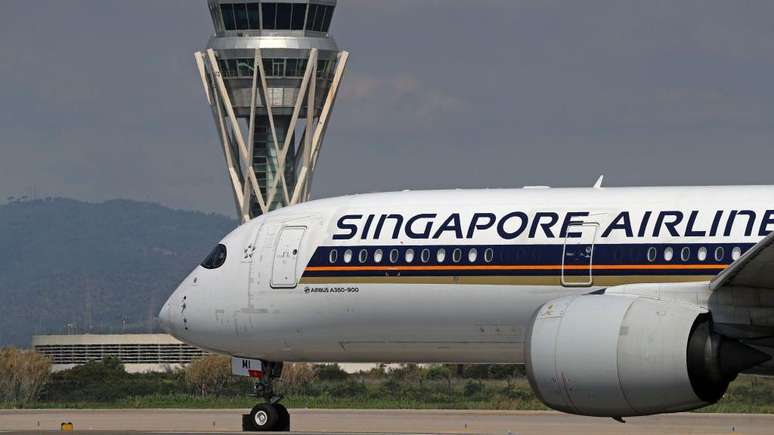 A forte turbulência em voo entre Londres e Cingapura causou a morte de um homem e deixou vários feridos