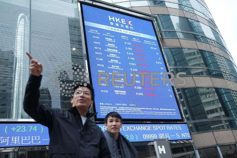Telão com cotações acionárias em Hong Kong
29/01/2024. REUTERS/Lam Yik