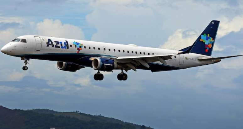 Avião da linha aérea Azul decola no aeroporto Santos Dummont, no centro do Rio; empresa anunciou codeshare com a Gol
