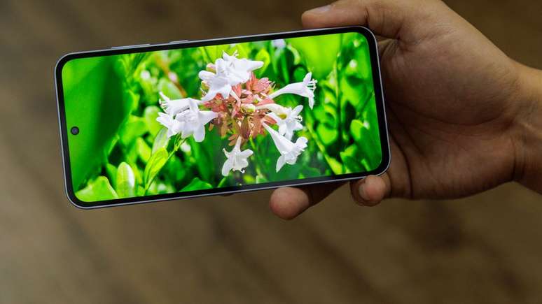 Tela do Galaxy A55 é excelente para consumir vídeos (Imagem: Ivo Meneghel Jr/Canaltech)