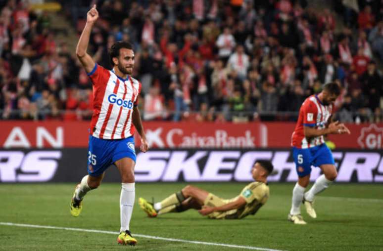 Manaure Quintero/AFP via Getty Images - Legenda: Dovbyk comemora um dos três gols marcados na goleada do Girona -